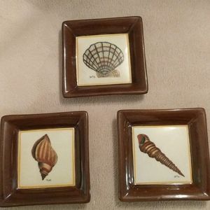 Set of three decorative plates